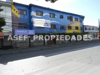 Edificio frente a empresa portuaria